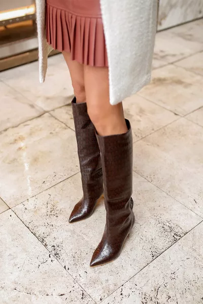 Bitterbruine leren Croco-laarzen met hak voor dames