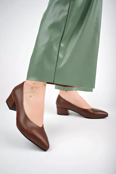 جلد طبيعي بني نسائي بكعب أحذية جلدية 