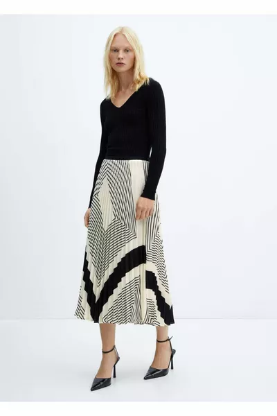 تنورة مخططة مطوية