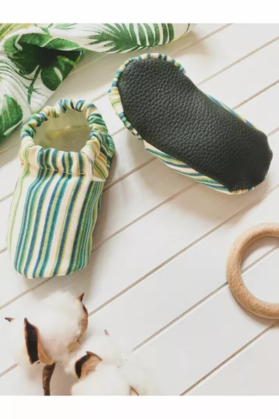 جوارب أطفال مخططة باللون الأخضر مع نعل غير قابل للانزلاق 