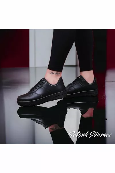 حذاء رياضي أسود