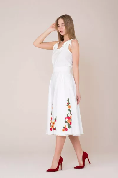 تنورة بيضاء مع تطريز