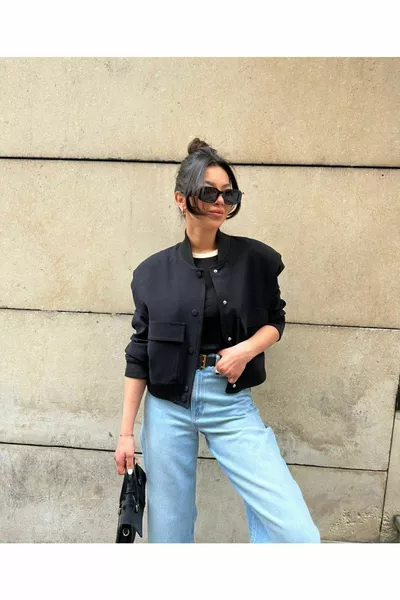 Saisonale schultergepolsterte Bomberjacke