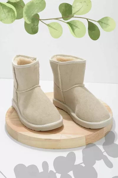 حذاء نسائي من جلد الغزال البيج وبوت 