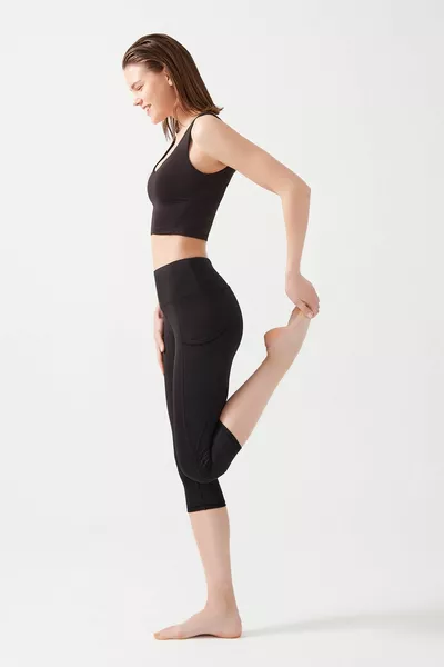 المرأة السوداء عالية الخصر بيك آب جيب مزدوج كابري طماق كابري