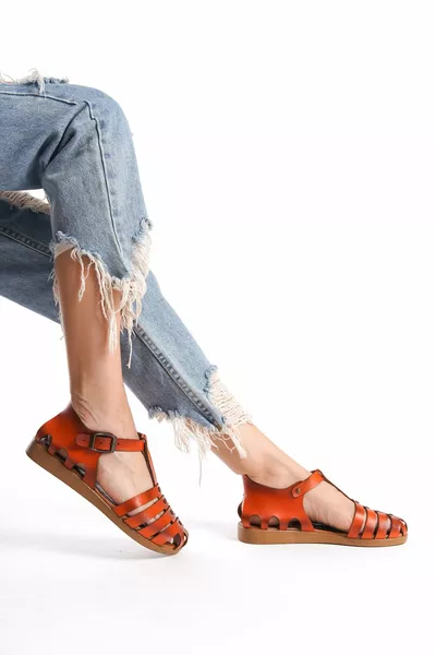 Sandali in vera pelle Hira con cinturino arancione con suola piatta regolabile