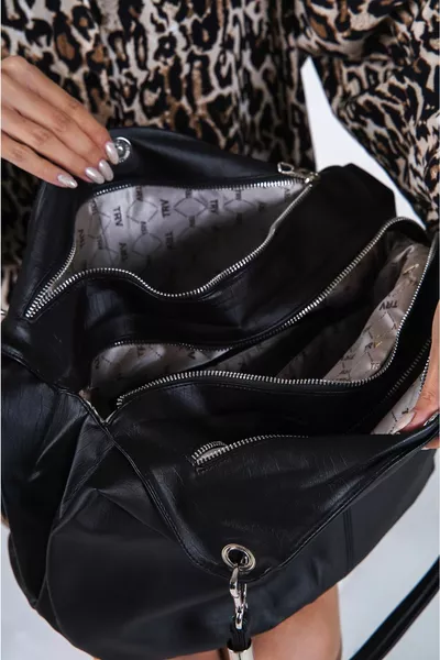 حقيبة كتف نسائية سوداء من الجلد الناعم