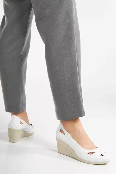 Ортопедические белые женские туфли на мягком каблуке с мягкой подошвой