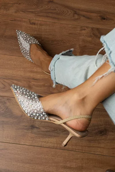 Scarpe da sposa da donna con tacco crema elasticizzato con perla aperta