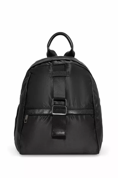 حقيبة ظهر سوداء مع تفاصيل مشبك 