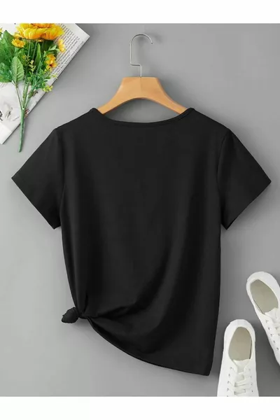 تي شيرت نسائي أسود بياقة على شكل V