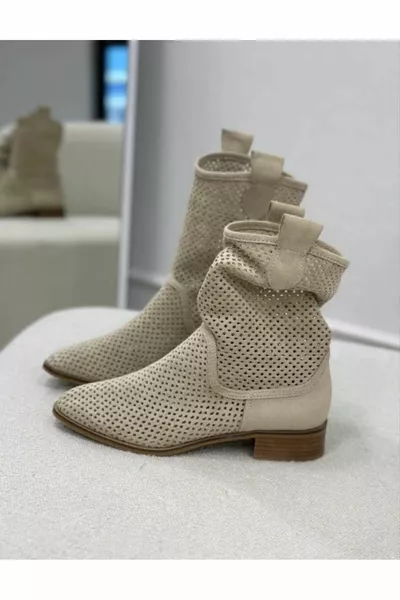 Велурени бежови къси перфорирани летни ботуши на ток