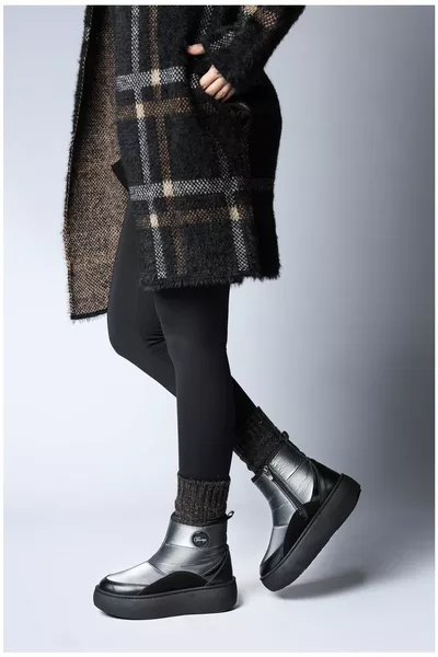  ماء عدم الانزلاق وحيد فضي اللون أحذية الثلج النسائية