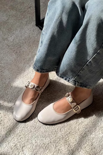 Cracovie Beige Mat Détail Accessoire Semelle Plate Femmes Ballerines