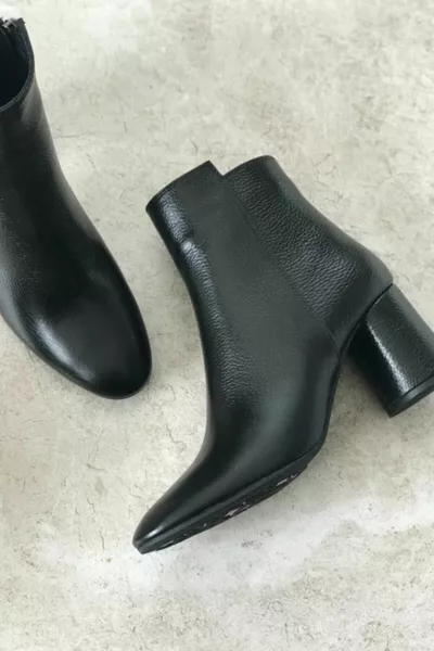 المرأة السوداء جلد طبيعي أحذية الكاحل