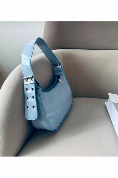 Damen Lackleder Tasche mit blauem Gürtel und Baguette-Ärmeln