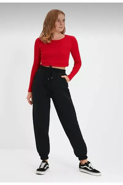 Dreifädige Hochtaschen und elastische Jogginghose