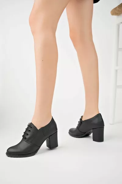 Женская обувь на шнуровке на шнуровке черного цвета