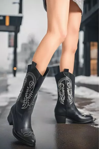 Handgemaakte Zwarte Puntige-Teen Hakken Wit Geborduurd Patroon Gedetailleerde Huid Vrouwen Rits Cowboy Laarzen