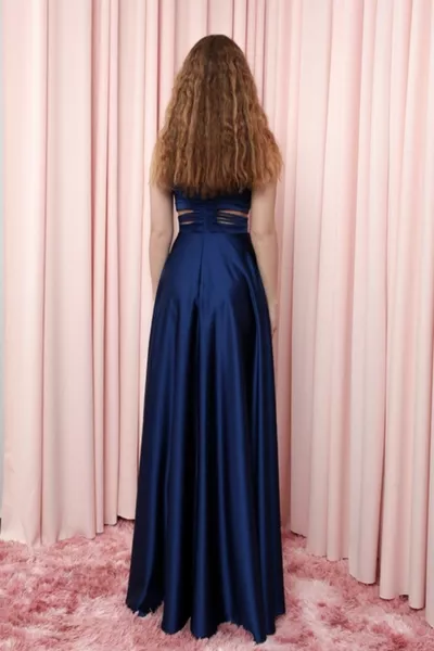 Robe longue en satin avec cordon de serrage à la taille et à la poitrine