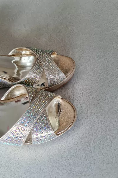   المرأة مبطن الكعب الحجر مساء الأحذية