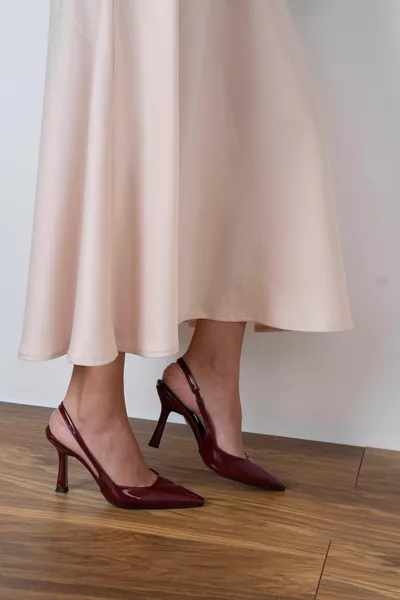 كعب مع الكاحل الخلفي التفاصيل بورجوندي جلد لامع