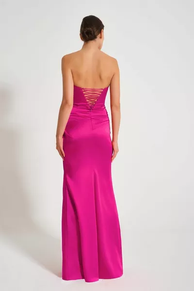 Fuchsia strapless gedrapeerde jurk