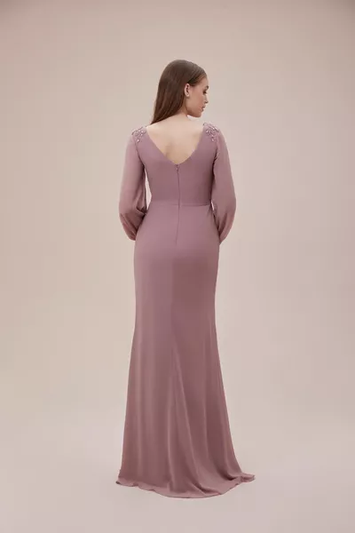 Malvenfarbenes Langarmkleid aus Chiffon mit V-Ausschnitt