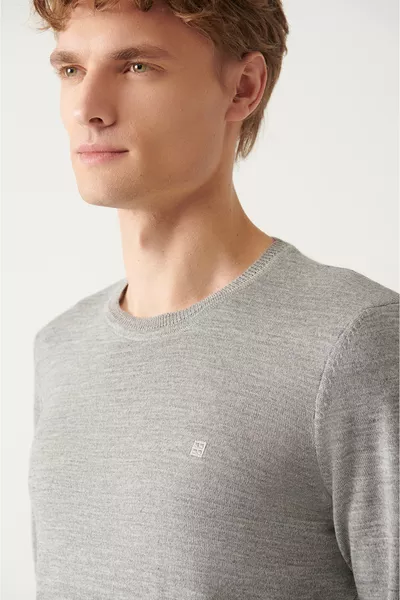 كنزة رجالية رمادية مصنوعة من مزيج الصوف مع ياقة دائرية