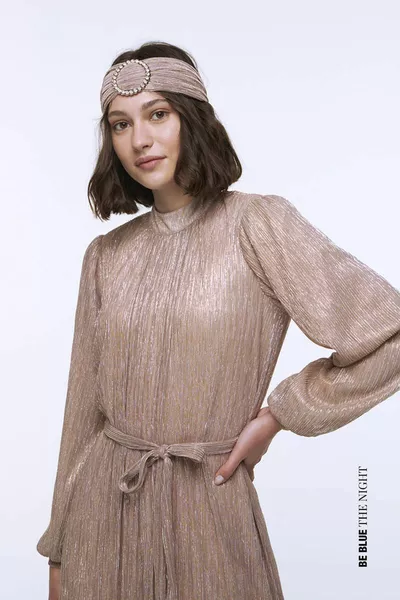 مسحوق الوردي خمر مساء اللباس