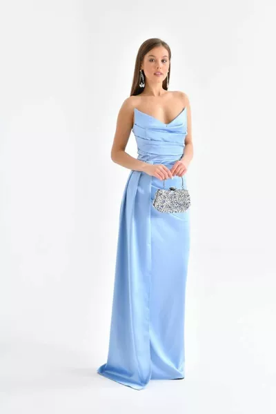 Trägerlose Satin-Abendkleider mit Schweifschlitzen