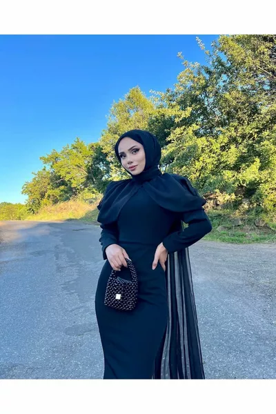 فستان سهرة مفصل من التول الأسود محجاب