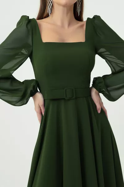 Женское вечернее платье миди из шифона цвета хаки с квадратным вырезом и поясом