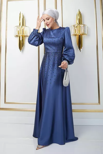 Сатенена вечерна рокля с поръсен каменен детайл отпред и ръкави K. INDIGO 