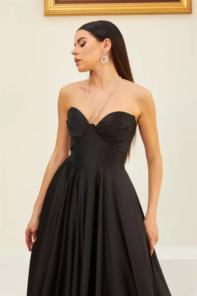 Черна сатенена дълга вечерна рокля без презрамки и рокля с покана