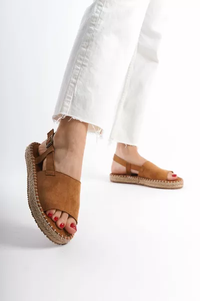 صنادل نسائية من القش