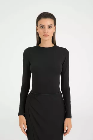Мягкая на ощупь блузка с круглым вырезом черного цвета