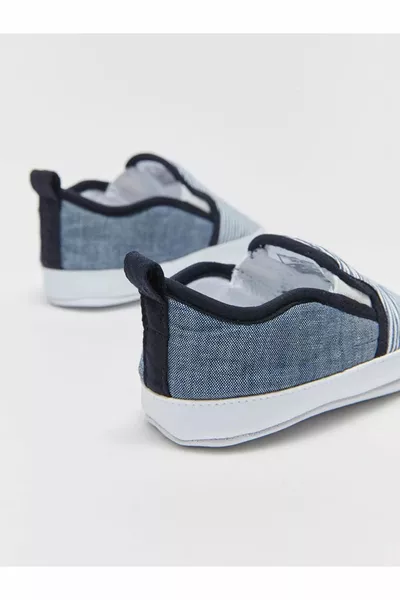 Gestreepte babyjongen eerste stapschoenen