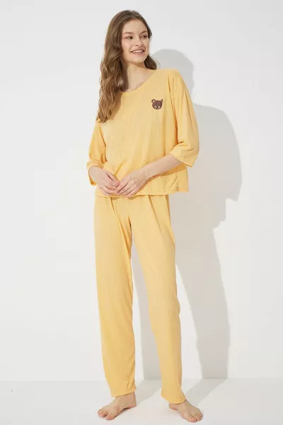 Жълт мек на допир фино плетен комплект бродирани пижами