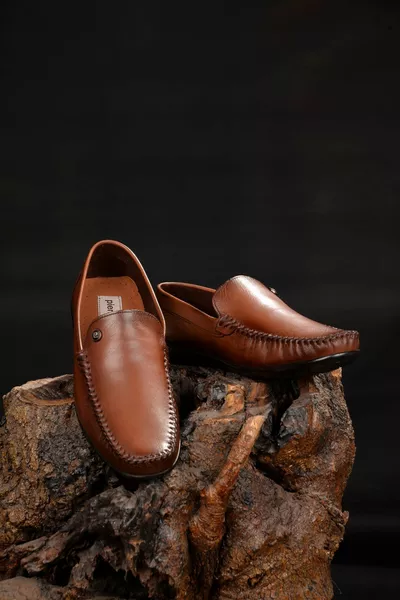 أحذية رجالية جلدية تان مسطحة أحذية كاجوال نموذج يوفر المتانة والأناقة معا