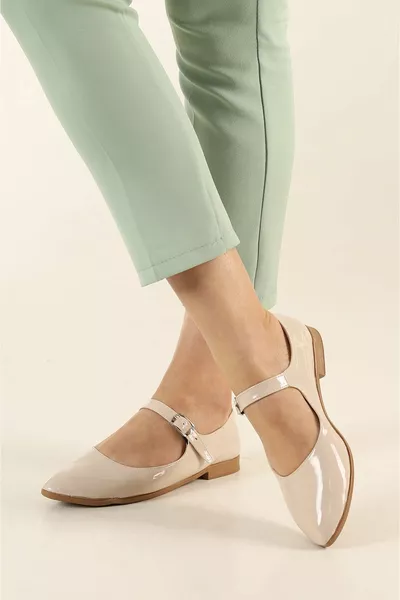 أحذية نسائية عارضة راقصة الباليه ذات حزام الباليه الشقق