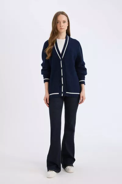 Жилетка с V-образно деколте, редовно прилягане, основен модел с копчета AU