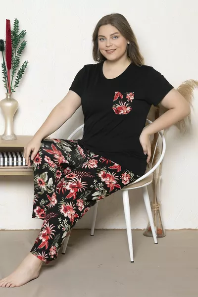 طقم بيجامة كبير الحجم بأكمام قصيرة وبتصميم زهور باللون الأسود 