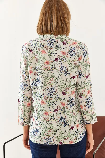 Damenbluse mit Blumenmuster und gekrempelten Ärmeln 