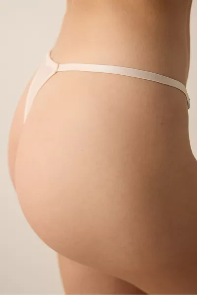 Дантелени бежови танга