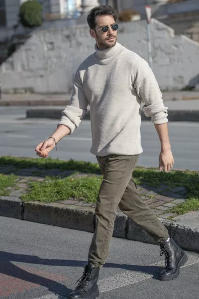 Мъжки спортен пуловер с рибена кост и V-образно деколте от плетиво Селаник