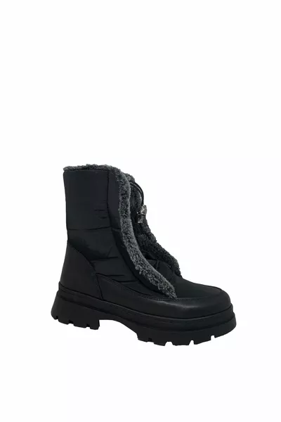 Bottes de neige à semelles épaisses à l’intérieur des plumes