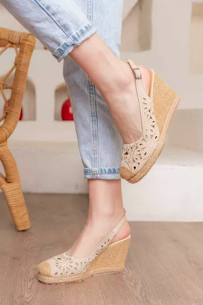 Bestickte gepolsterte Absätze aus beigefarbener Haut