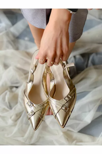 صندل بكعب مدبب بمقدمة مدببة وإبزيم معدني ذهبي خاص به