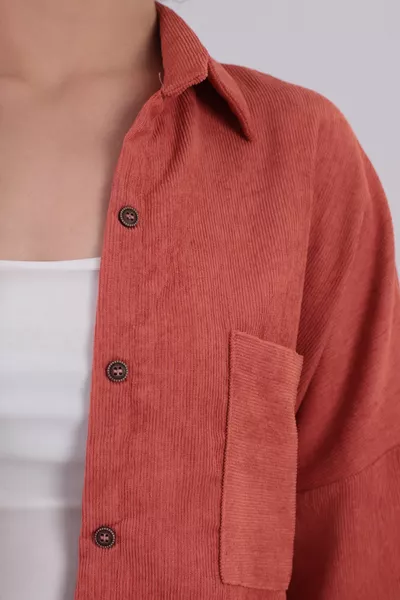 Camicia da donna oversize in velluto a coste sottili con tasche in salmone 